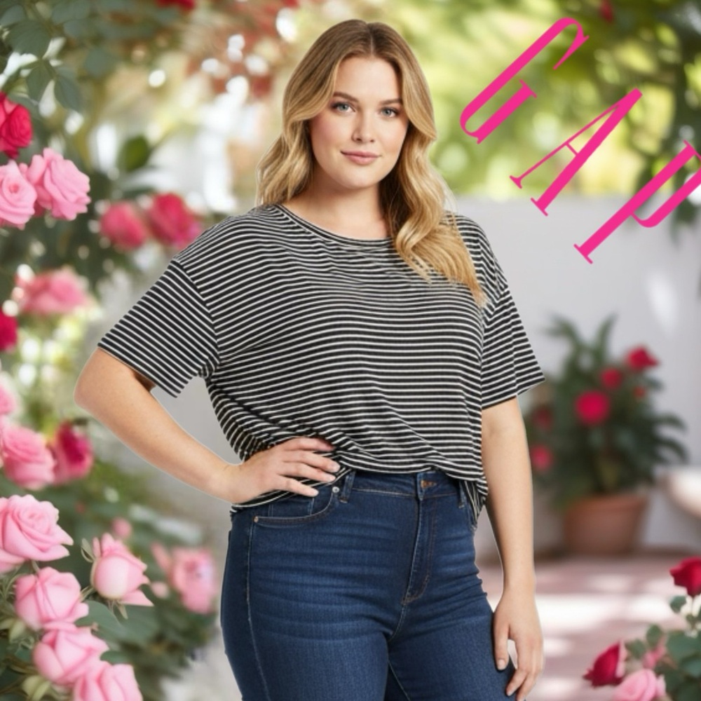GAP Women's Black and White Striped  Cropped Tee